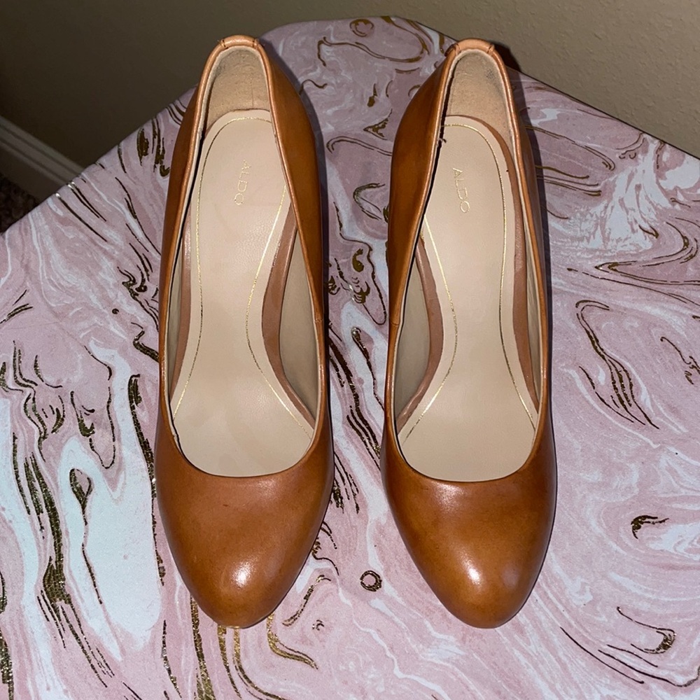 Like new Aldo tan leather heels